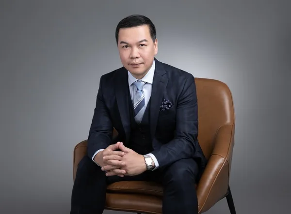 Johnny Li with a client